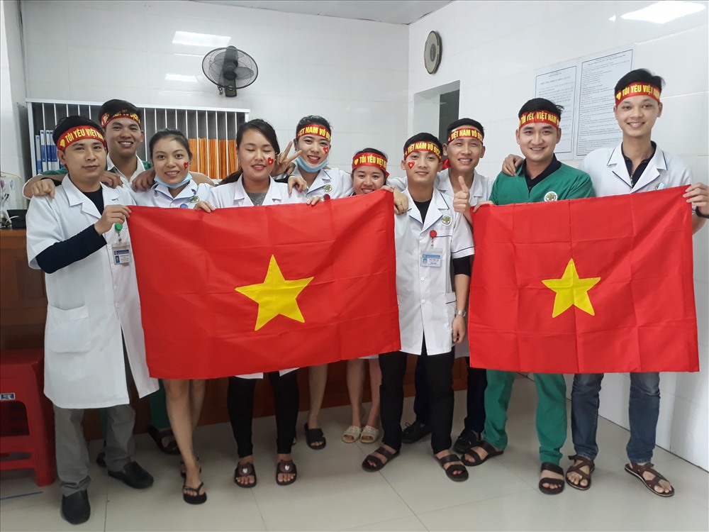 Bác sĩ Nguyễn Đức Quân, khoa TMH BV TP.Vinh, Nghệ An cho biết:“Hôm nay là ca trực của anh em, chắc chắn là vừa trực vừa xem rồi, rất vui và hạnh phúc. Hiện cả bệnh viện, cờ tổ quốc phủ khắp mọi nơi“. Ảnh: HQ