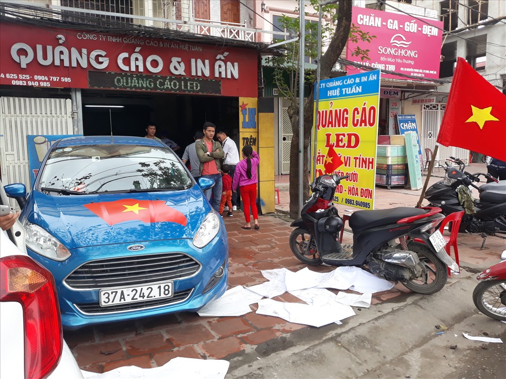 Các cửa hàng quảng cáo cháy hàng vì lượng khách ngày một đông. Ảnh:HQ