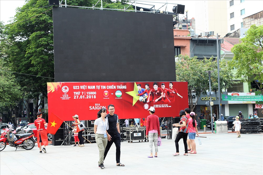 Ngay từ giữa trưa, nhiều người dân đã tập trung tại đường Nguyễn Huệ để chờ tiếng cố khai cuộc. Ảnh: Trường Sơn