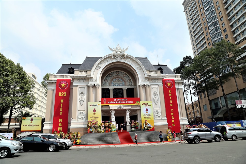Nhà hát Lớn TP trang hoàng với sắc màu đỏ của đội tuyển U23 Việt Nam. Ảnh: Trường Sơn
