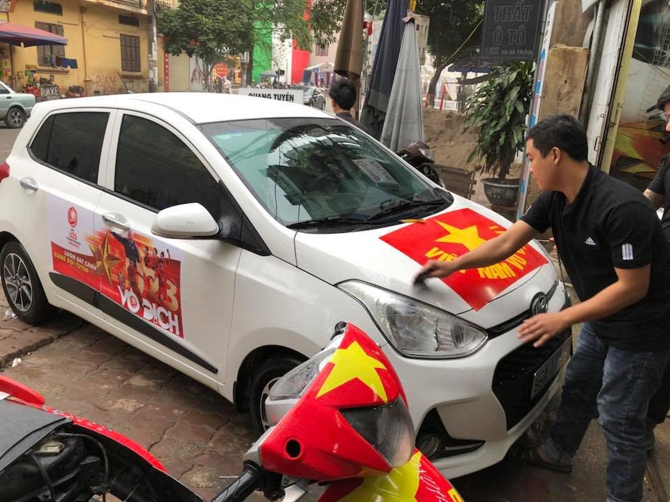 Công đoạn chuẩn bị cuối cùng đang được gấp rút hoàn thành trước giờ bóng lăn. Ảnh: Trần Phúc