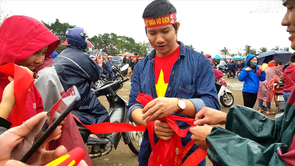 Phát băng rôn miễn phí cho người dân. Ảnh: Lê Phi Long