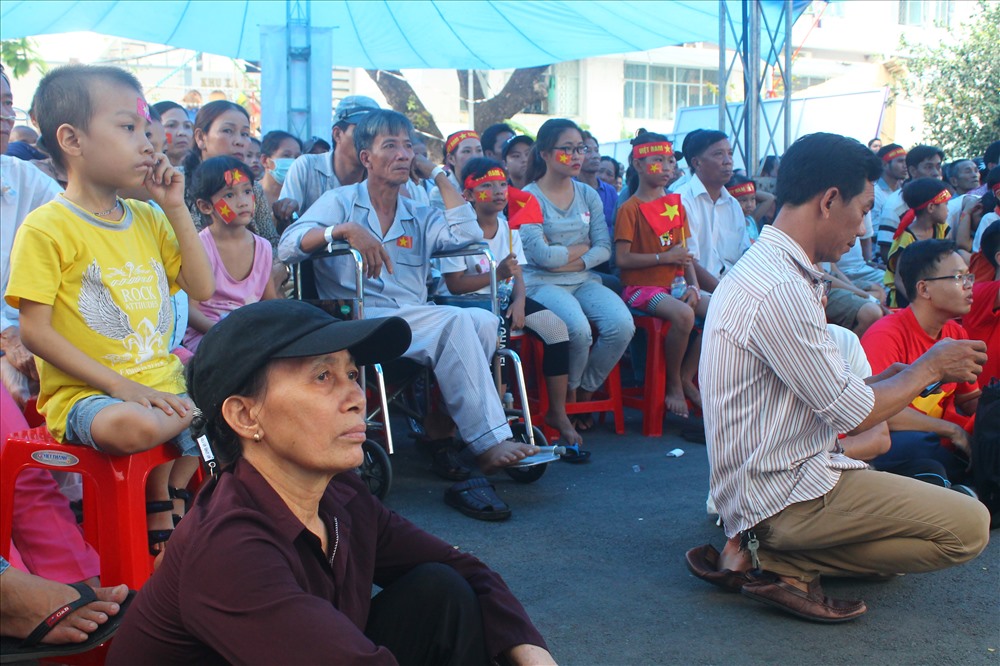 Nhiều người bệnh và người nhà bệnh nhân cùng công nhân viên Bệnh viện Ung Bướu TPHCM háo hức cổ vũ đội tuyển Việt Nam.
