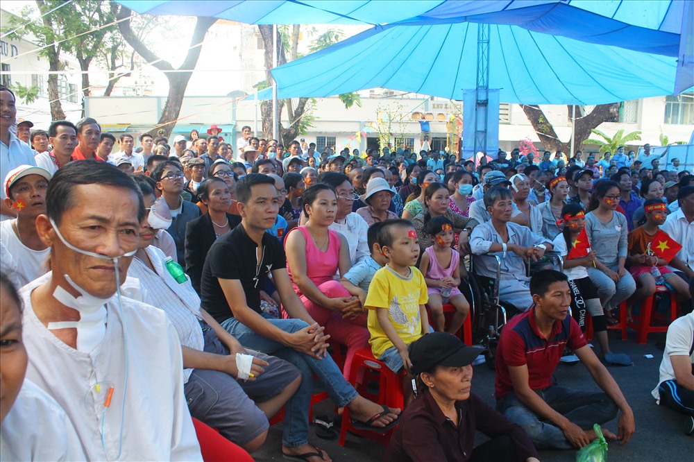 Nhiều người bệnh và người nhà bệnh nhân cùng công nhân viên Bệnh viện Ung Bướu TPHCM háo hức cổ vũ đội tuyển Việt Nam.