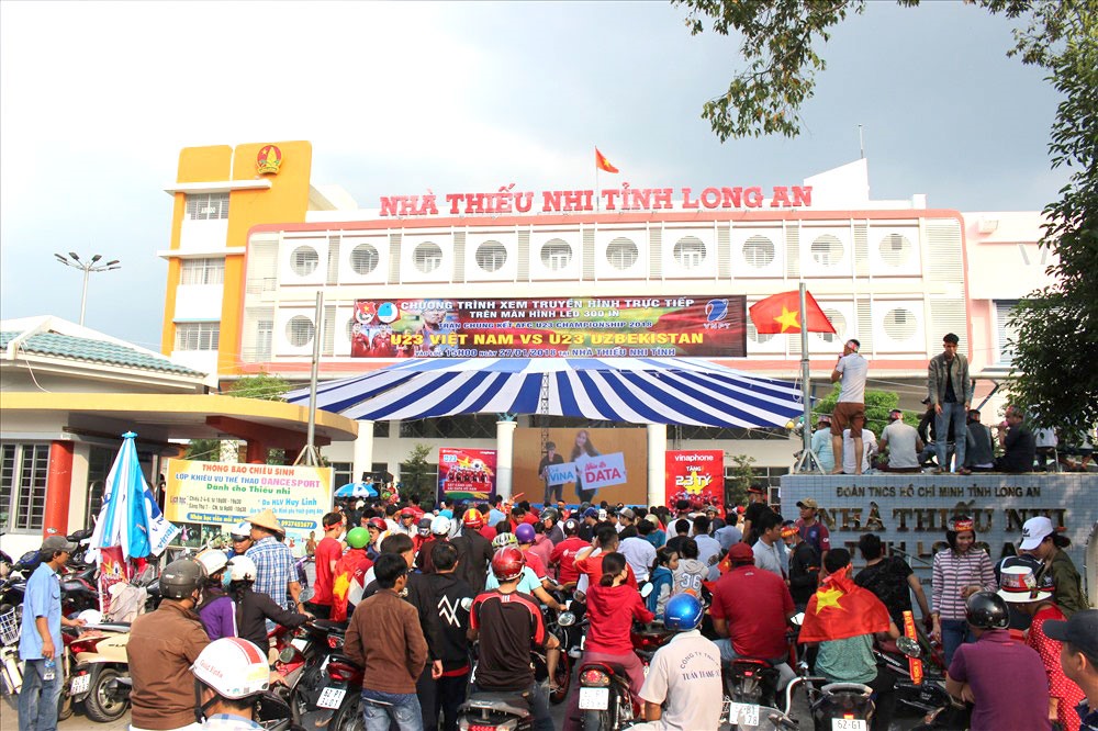 Nhiều CĐV phải trèo lên hàng rào mới có chỗ xem trực tiếp trận đấu.