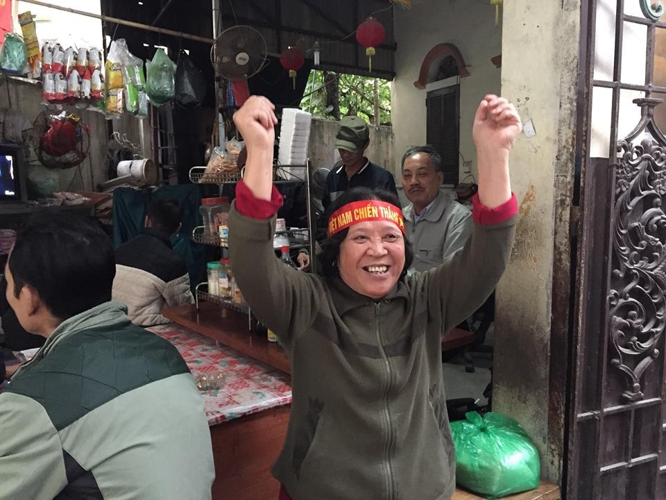 Bà Tạ Thị Bính (sinh năm 1946, Ứng Hòa, Hà Tây) không giấu nổi niềm tự hào khi cổ vũ các chàng trai U23. Chia sẻ trong giờ phút giải lao, mặc dù một mình nuôi anh con trai chạy thận 22 năm, bà Bính lấy niềm vui cổ vũ bóng đá để gạt đi những nỗi lo trong cuộc sống: “Việt Nam đá bóng ai cũng hưởng ứng mong Việt Nam sẽ thắng. Việt Nam muôn năm. Hôm nay buồn vui đâu không biết nhưng cứ vui vì Việt Nam sẽ chiến thắng“.