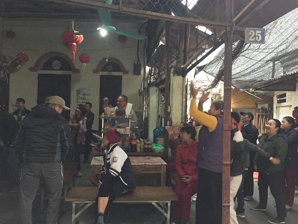 Khi được hỏi sẽ ăn mừng như thế nào nếu Việt Nam giành chiến thắng, mọi người đều chia sẻ sẽ rất tự hào nhưng có lẽ ăn mừng mở tiệc là điều khá xa xỉ đối với mọi người trong xóm nghèo.