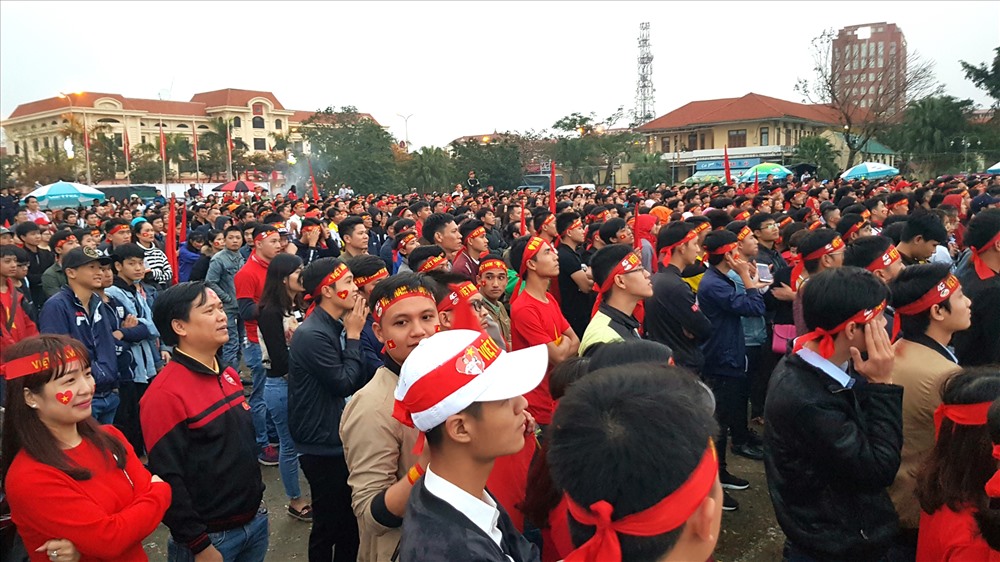 Háo hức hướng về các cầu thủ. Ành: Lê Phi Long