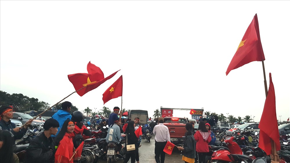 Cờ đỏ sao vàng tung bay trong niềm vui chiến thắng. Ảnh: Lê Phi Long
