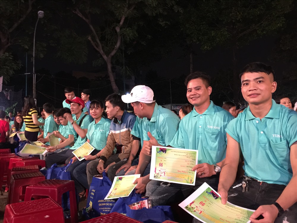 Các nam công nhân Cty YuJin Vina nhận vé xe
