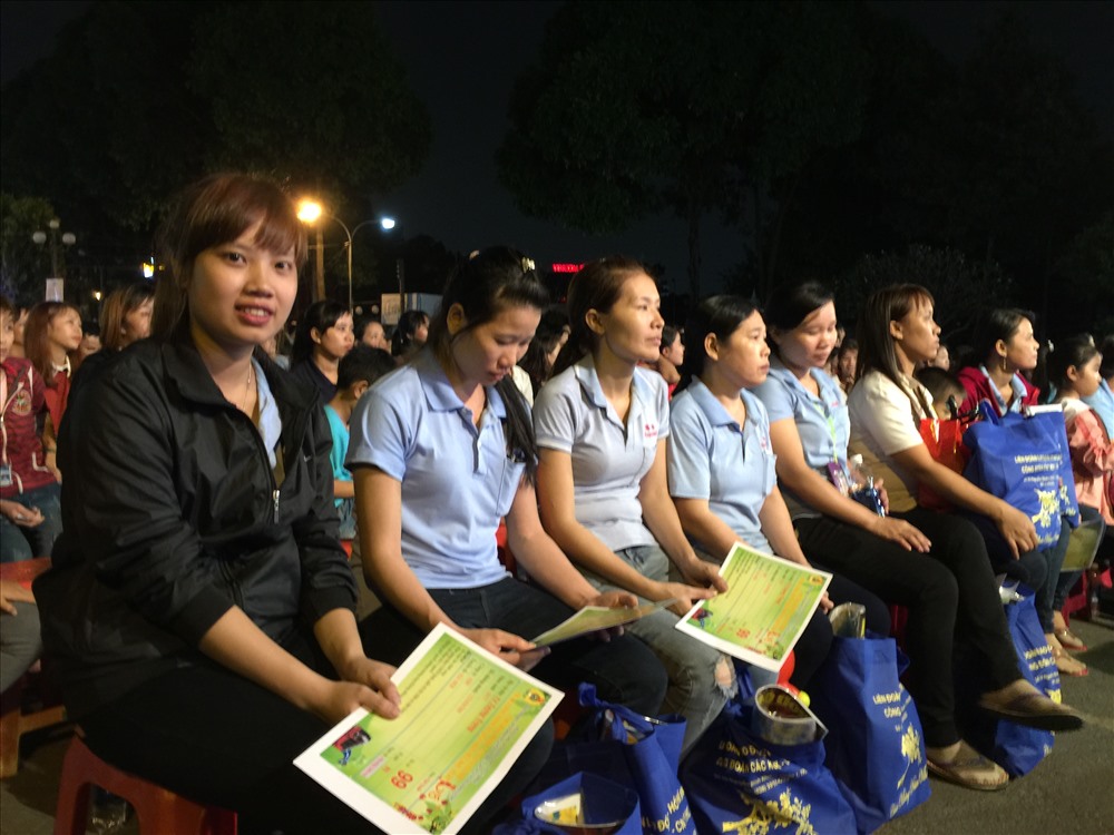 Các công nhân Cty TNHH Freetrend vui với tấm vé Tết