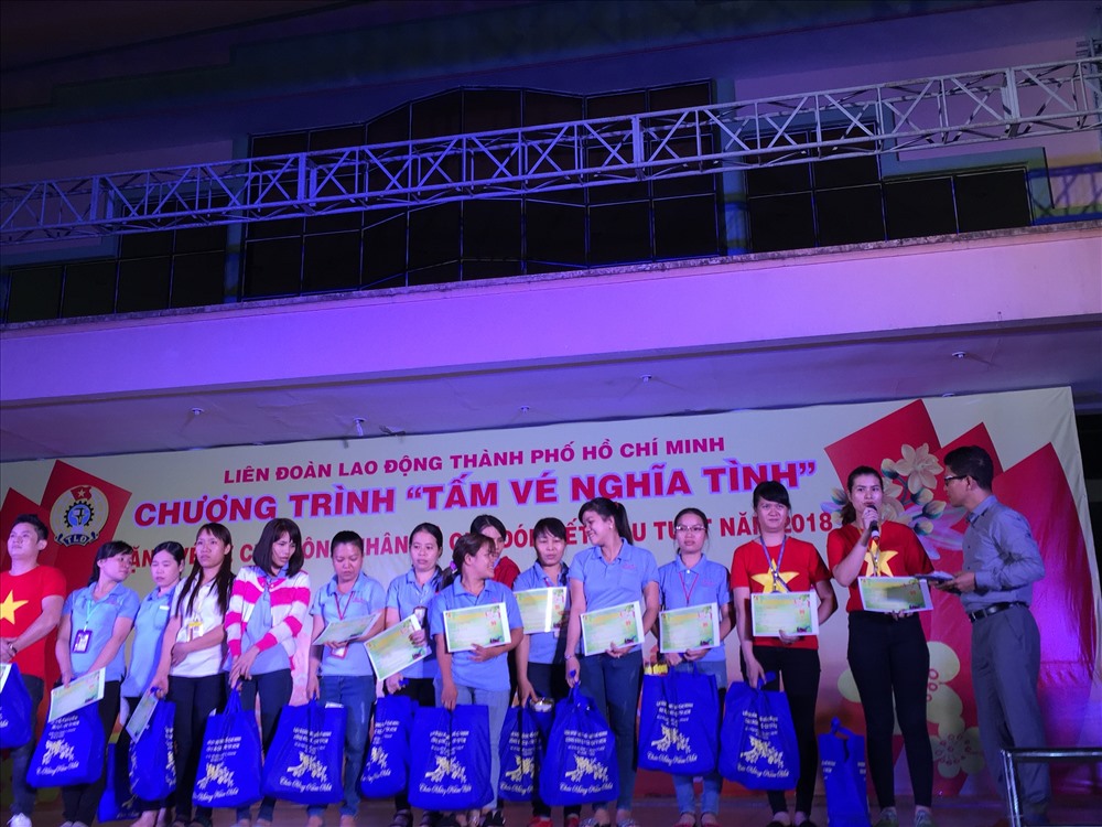 Công nhân Nguyễn Thị Duyên chia sẻ cảm xúc khi nhận vé xe