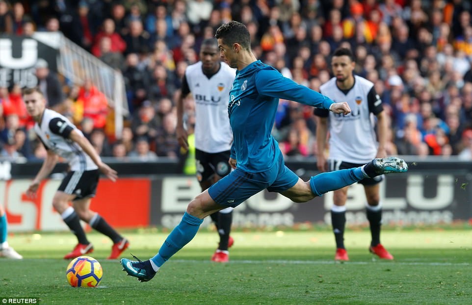 Bàn mở tỷ số là quả phạt đền thứ 100 ở cấp độ CLB và ĐTQG của Ronaldo. Ảnh: Reuters.