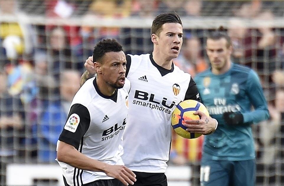 Santi Mina (phải) ghi bàn cho đội chủ nhà ở phút thứ 58. Ảnh: Getty Images.