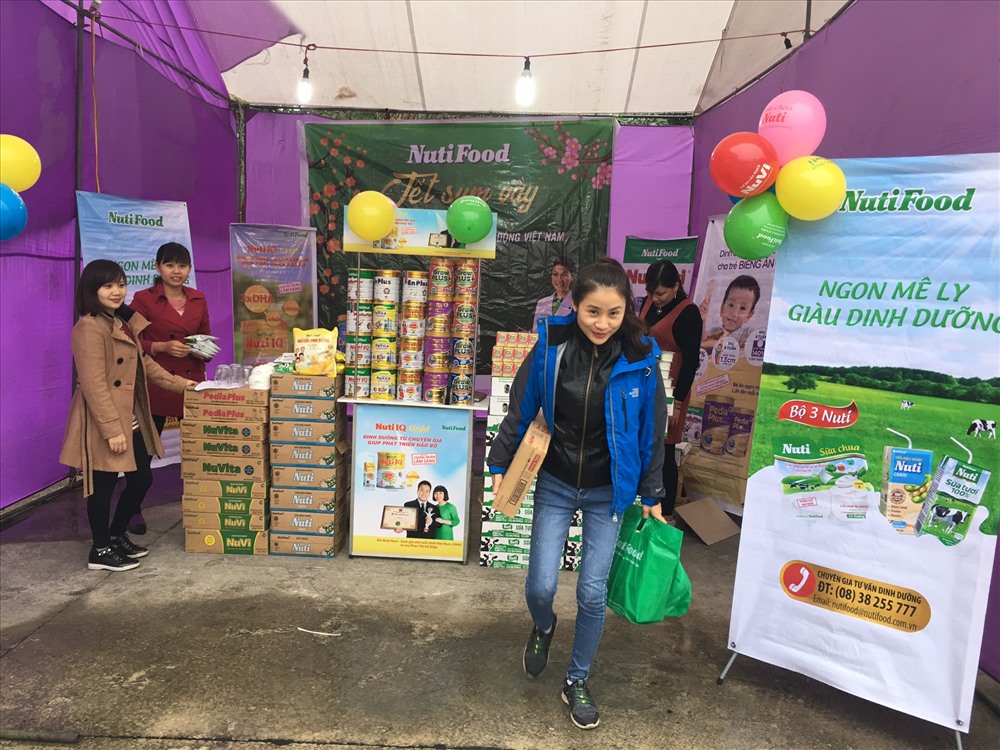Tham dự Chương trình, được LĐLĐ tỉnh tặng quà, đoàn viên còn được mua những mặt hàng chất lượng cao, giá ưu đãi từ chương trình Phúc lợi đoàn viên do LĐLĐ tỉnh Hưng Yên ký kết với các DN.
