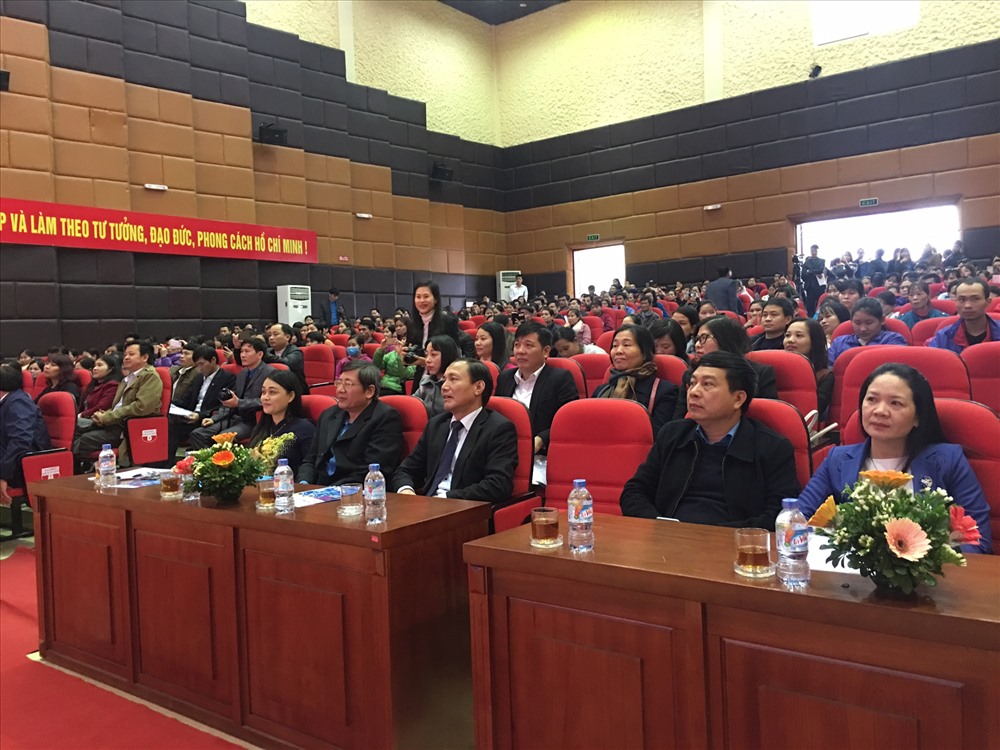 Lãnh đạo Tổng LĐLĐVN và tỉnh Hưng Yên cùng chung vui với đoàn viên, NLĐ.