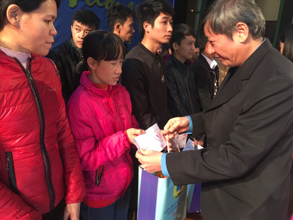 Phó Chủ tịch Thường trực Tổng LĐLĐVN Trần Thanh Hải tặng quà và vé xe cho đoàn viên có hoàn cảnh khó khăn. Ảnh: V.L