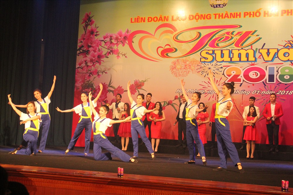 Tiết mục văn nghệ trong chương trình Tết Sum Vầy. Ảnh: Trần Vương
