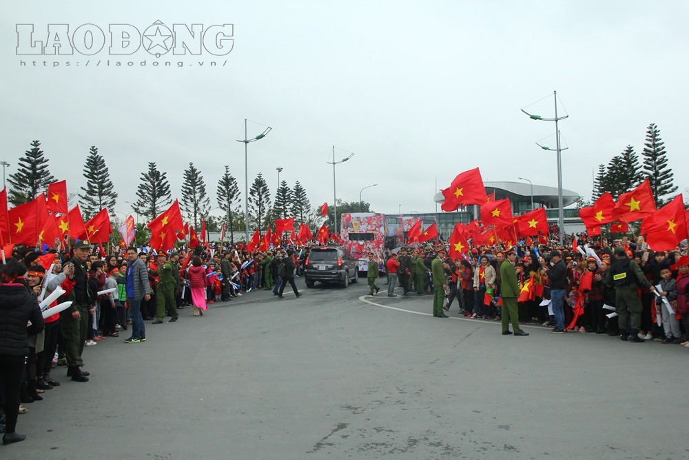 Rất đông cổ động viên đến sân bay đón cầu thủ.