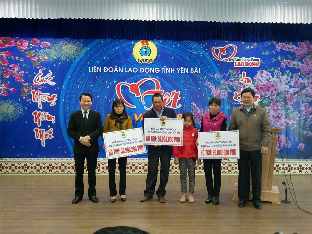 Chủ tịch LĐLĐ tỉnh Yên Bái Vương Văn Bằng (ngoài cùng bên phải ảnh) và đại diện lãnh đạo tỉnh trao hỗ trợ 3 “Mái ấm CĐ” cho gia đình đoàn viên có hoàn cảnh khó khăn. Ảnh: T.X