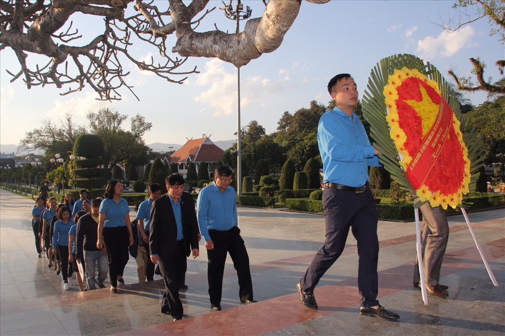 Chủ tịch Tổng LĐLĐVN (dẫn đầu đoàn, bên trái) dâng hương tưởng niệm liệt sĩ tại nghĩa trang liệt sĩ A1. Ảnh: VH