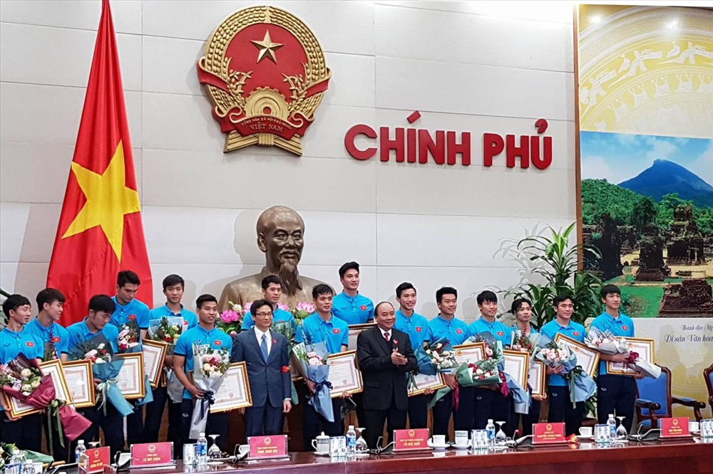 Thủ tướng trao Bằng khen cho các cầu thủ. Ảnh: Hồ Quang