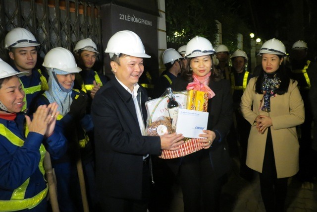 Đồng chí Nguyễn Thị Tuyến - Ủy viên Đoàn Chủ tịch LĐLĐVN, Chủ tịch LĐLĐ TP. Hà Nội tặng quà cho Cty TNHH MTV Công viên cây xanh Hà Nội. Ảnh: Xuân Trường