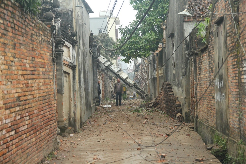 Cột điện đổ gãy