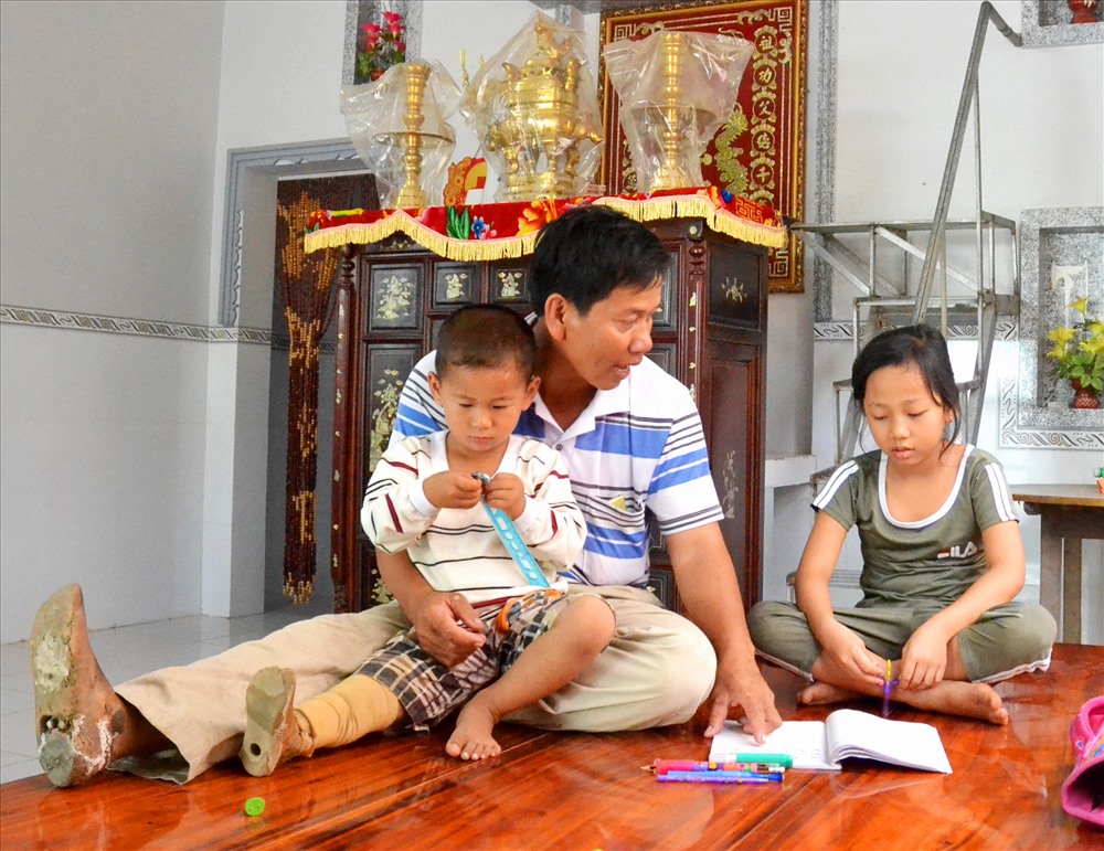Với 1 chân còn lại sau vụ tai nạn, anh Nam vừa làm cha, vừa làm mẹ 2 con nhỏ.