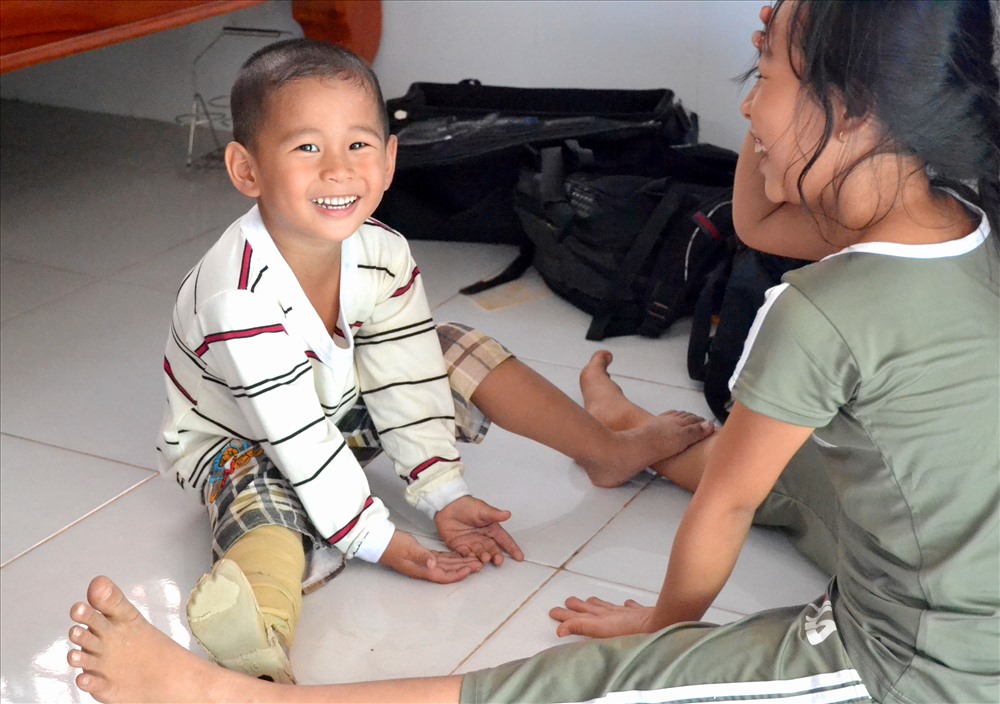 Bé Huy có nụ cười rất tươi.