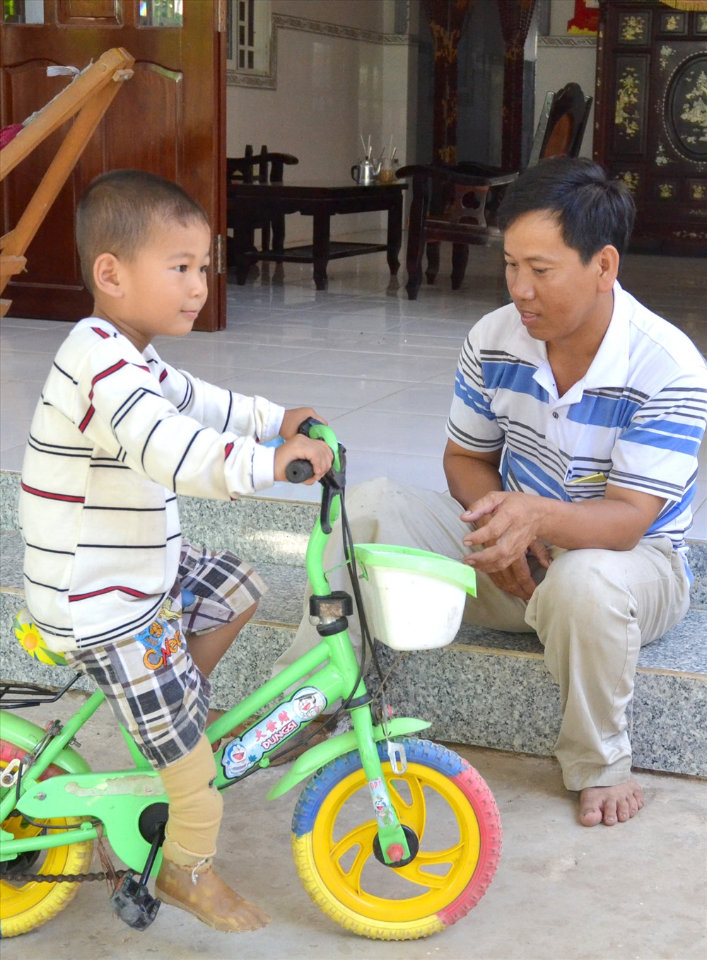 Dù mang 1 chân giả, nhưng Huy chạy xe đạp rất hay.