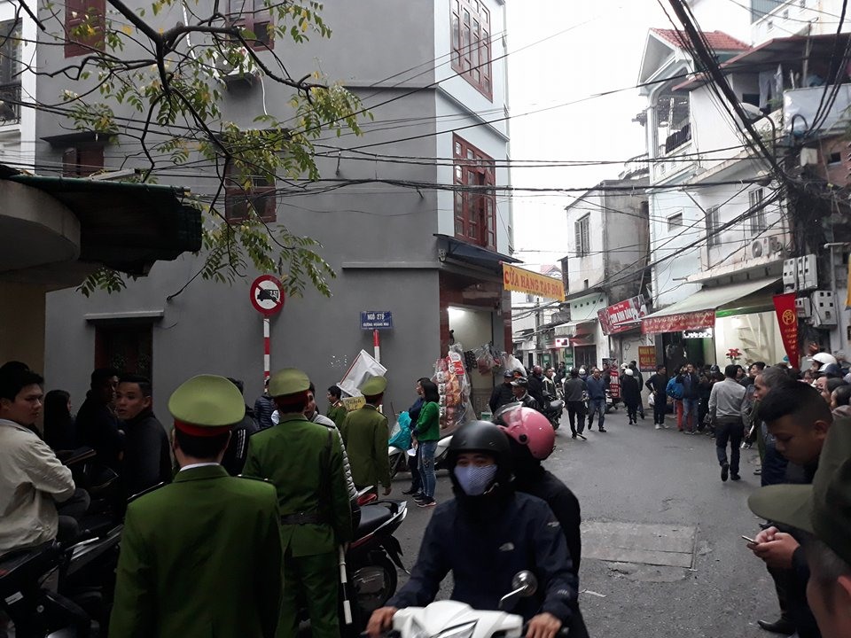 An ninh vào căn nhà được phong tỏa, rất nhiều lực lượng chức năng có mặt bảo vệ hiện trường phục vụ điều tra