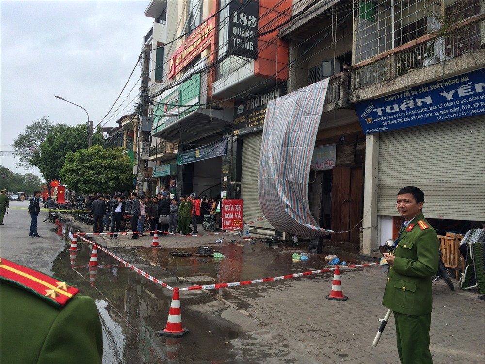 Lực lượng công an phong tỏa hiện trường, điều tra vụ việc. Ảnh: Trần Vương