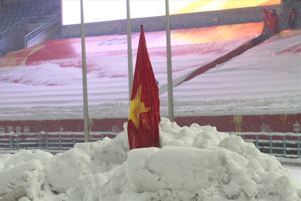 Duy Mạnh trèo lên đụn tuyết để cắm lá cờ đỏ sao vàng rồi cúi đầu, trước khi cùng U23 Việt Nam rời sân. Ảnh: Linh Hoàng