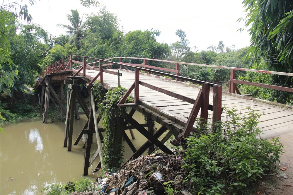 Cây cầu gỗ ván Đình Vĩnh Hòa cũ bắc ngang kênh Xép Cỏ Găng đã mục hết cột trụ