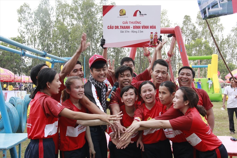 Bà con người dân vui mừng khi đón nhận món quà Tết giá trị từ Tân Hiệp Phát.