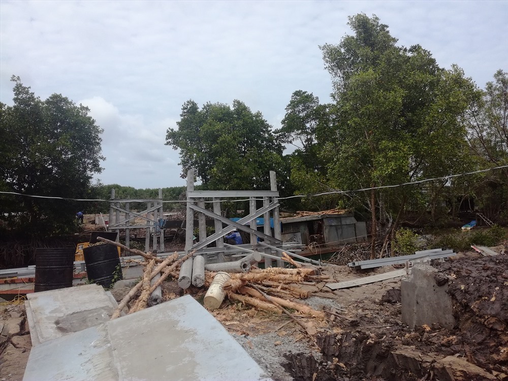 Cầu thép dây văng Dr Thanh – Kênh Ranh tại xã Tân Tây An, Ngọc Hiển, Cà Mau đã hoàn thành xong cột trụ và đang gấp rút đi vào hoàn thiện các hạng mục cuối để khánh thành vào ngày 24 Tết âm lịch tới đây