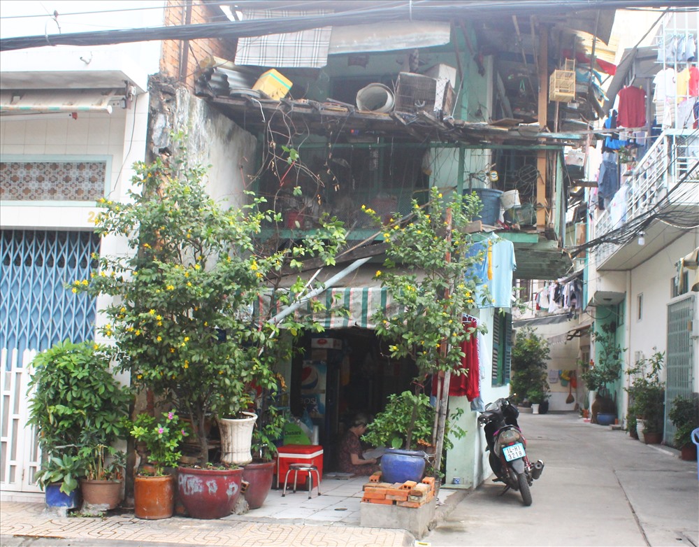 Căn nhà tại số 24 Nguyễn Văn Đừng được chính quyền cấp nhiều năm, nhưng vẫn chưa “hợp thức hóa”  thuộc quyền sử dụng của gia đình. 