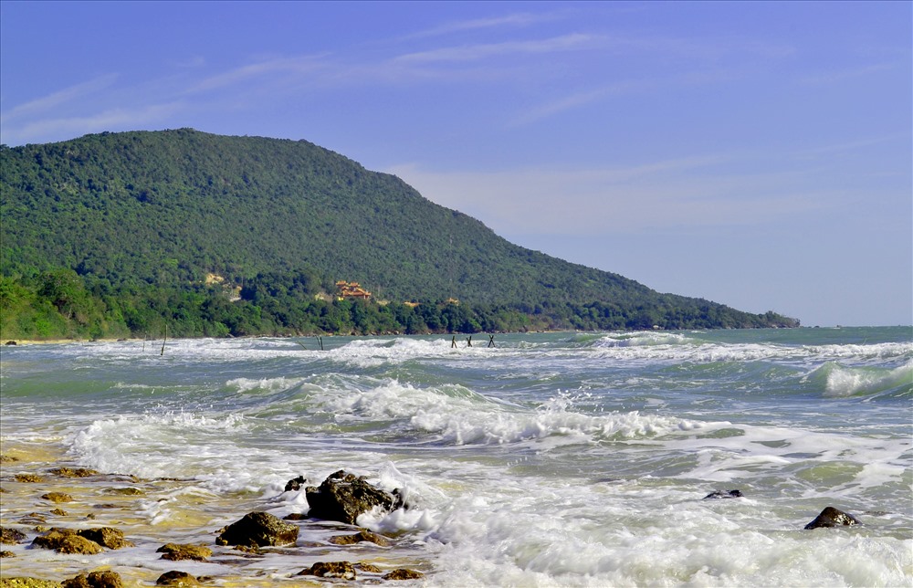 Chùa nằm ở cuối mõm núi sát biển nên nhìn từ xa, ngôi chùa như nổi trên mặt sóng. (Ảnh: Lục Tùng)