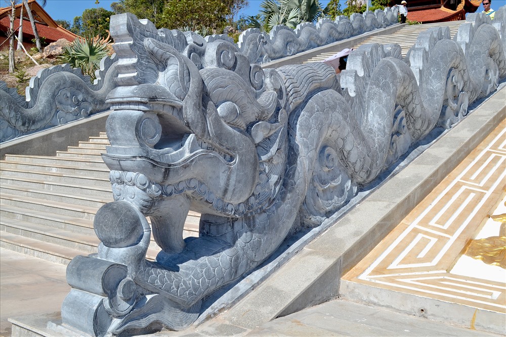 Hàng lang đường lên chùa được cách điệu bằng hình ảnh rồng đặc trưng đời Trần. (Ảnh: Lục Tùng). 