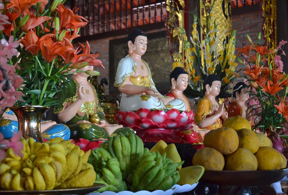 Việc bày trí lễ vật cũng thuần nét Việt truyền thống. (Ảnh: Lục Tùng)