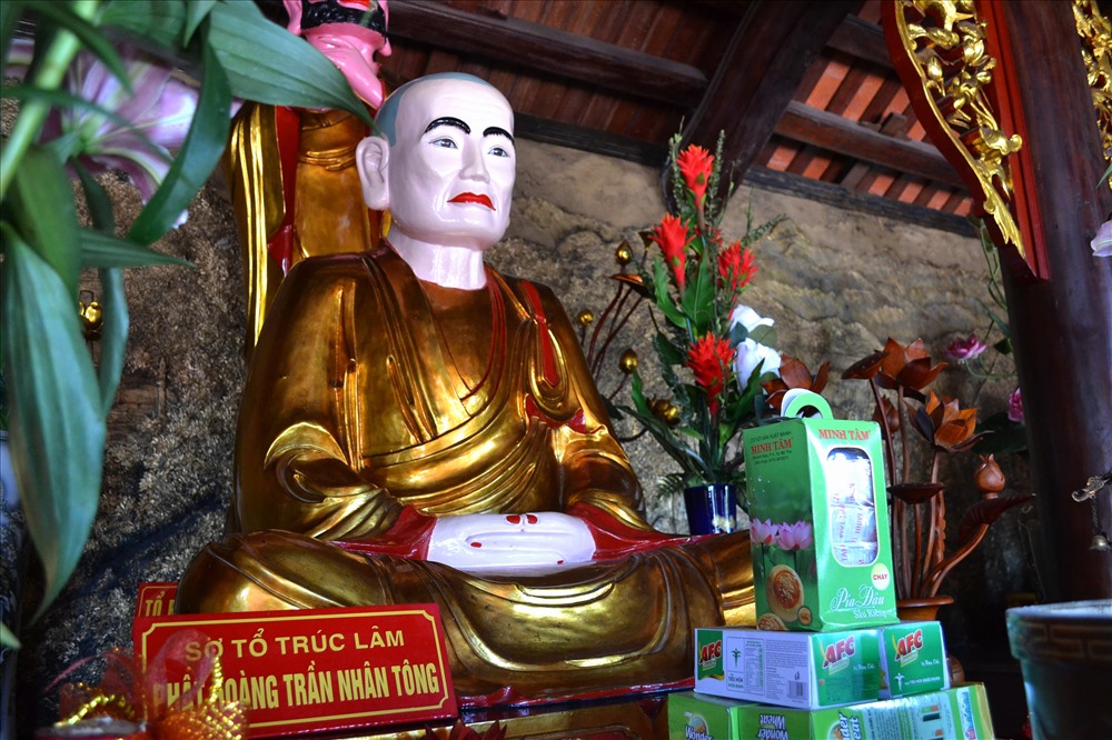 Bên trong Tổ đường  thờ Tam thánh tổ. Trong ảnh là tượng Phật Hoàng Trần Nhân Tông. (Ảnh: Lục Tùng)