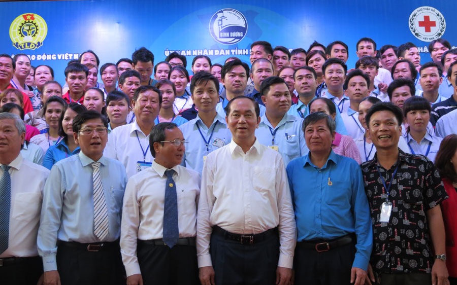 Chủ tịch Nước Trần Đại Quang, Phó Chủ tịch Thường trực Tổng LĐLĐVN Trần Thanh Hải và lãnh đạo tỉnh Bình Dương cùng công nhân lao động. Ảnh: L.T