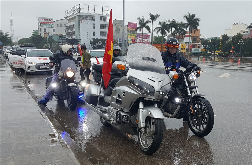 4 chiếc môtô dẫn đầu đoàn xe đón tiền vệ Trương Văn Thái Quý U23 Việt Nam. Ảnh: Hưng Thơ.