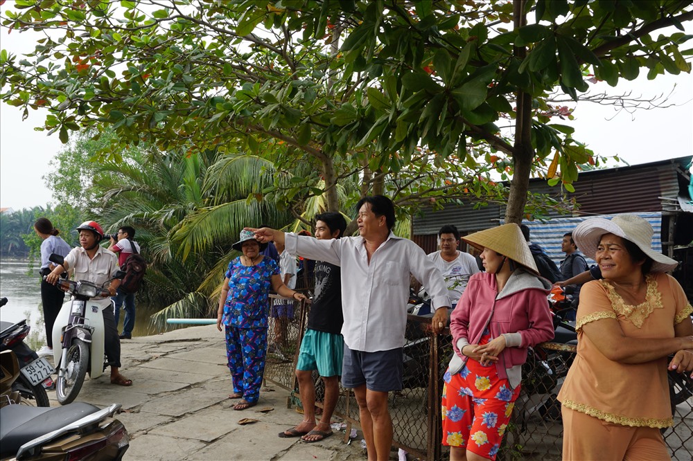 Người dân hai bên đầu cầu Long Kiểng vui mừng vì từ nay không còn phải đi đường vòng.