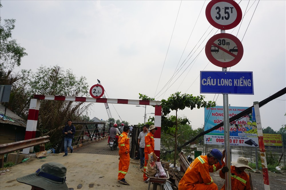Cầu Long Kiểng sau sự cố sập cầu được gắn thanh chắn giới hạn chiều cao.