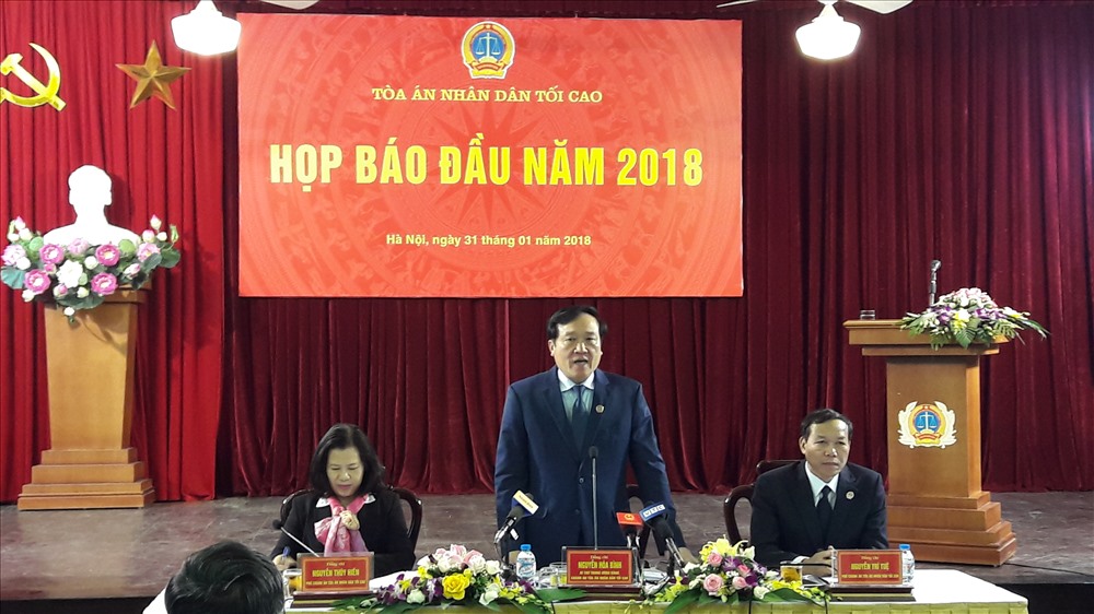 Chánh án Tòa án nhân dân tối cao Nguyễn Hòa Bình đã chỉ rõ nguyên nhân ông Trần Văn Thêm ở Bắc Ninh (người chịu án oan hơn 40 năm) chậm được nhận tiền bồi thường oan sai. Ảnh Cao Nguyên