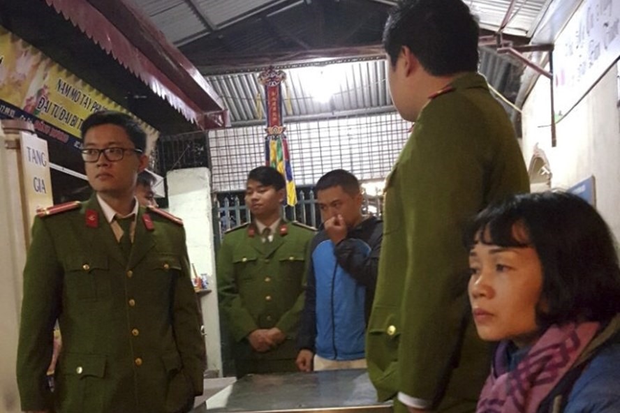 Cơ quan chức năng tiến hành giám định pháp y để điều tra nguyên nhân vụ việc.