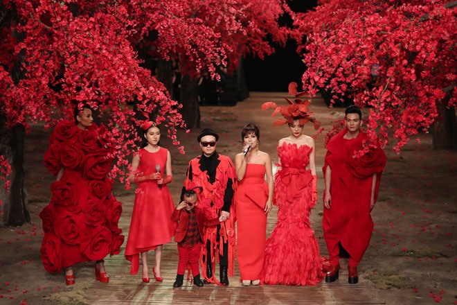 Người đẹp xuất hiện tại show diễn thời trang kỷ niệm 10 năm làm nghề của NTK Đỗ Mạnh Cường.