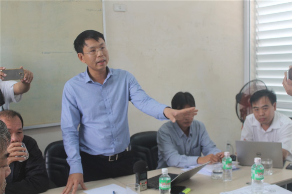 Ông Trần Phúc Tự - Tổng Giám đốc Công ty CP Đầu tư BOT Đèo Cả đối thoại với tài xế, doanh nghiệp. Ảnh: N.Băng